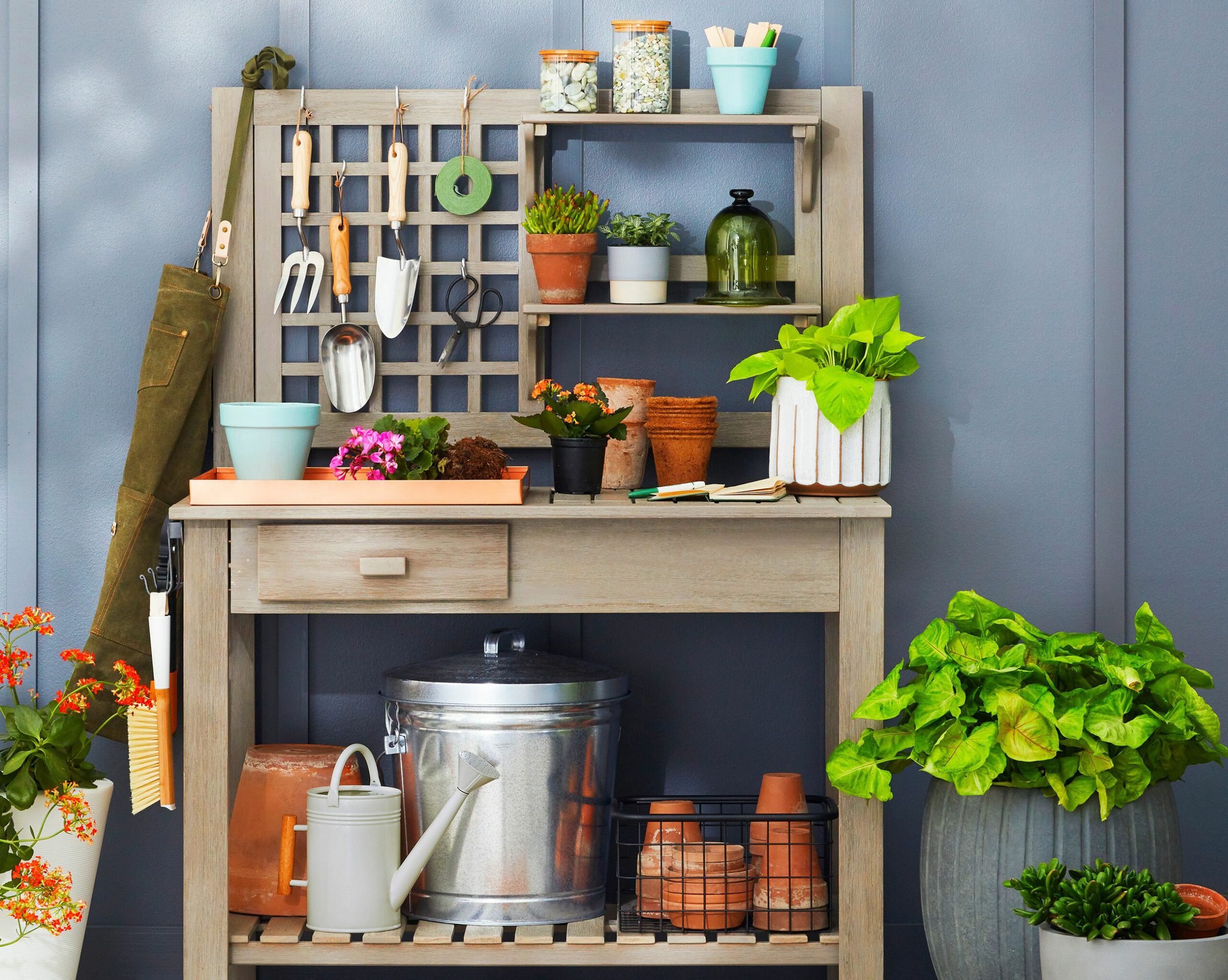 Garden Organization: 13 Best Potting Benches for Efficient Gardening